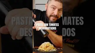 Pasta con tomates deshidratados, ajo, or&eacute;gano y queso.
