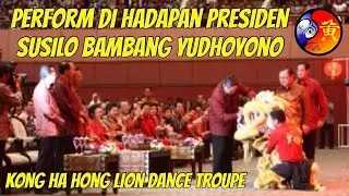 PRESIDEN SUSILO BAMBANG YUDHOYONO MEMBUBUHKAN TANDA TANGAN DI KEPALA BARONGSAI