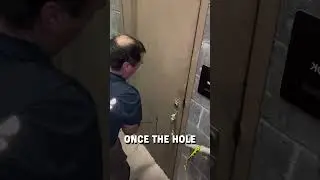 Firefighters break open locked door! 🧑&zwj;🚒🔨  -  🎥 payeurg