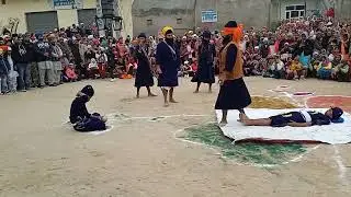 ਅੱਖਾਂ ਬੰਨ੍ਹ ਕੇ ਬੱਚਿਆਂ ਉੱਪਰ ਰੱਖੇ ਫਲ ਕੱਟੇ ਤਲਵਾਰ ਨਾਲ ਦੇਖੋ ਜ਼ਰੂਰ 😲