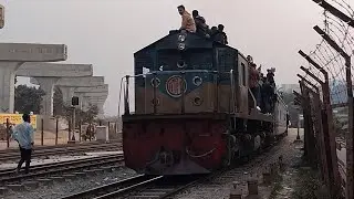 ব্যাপক লোডে নিয়ে কালনী এক্সপ্রেস সিলেট গামী বিমানবন্দর রেলওয়ে স্টেশন ছেড়ে গেল 