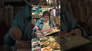 Мама Гительмана листает меню в ресторане в Москве