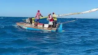 (Guerreiros Do Mar) CENAS RARAS DE SE VER, PESCADORES NO MEIO DO MAR COM UMA PEQUENA JANGADA !