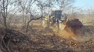 pa carregadeira limpando reservatorio parte 1