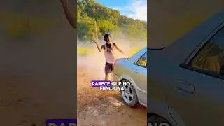 &Eacute;l cort&oacute; un agujero en el techo del coche para transportar el gran barril.🤔🚘🍾