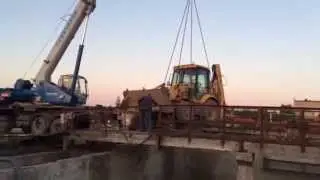 Кран 32 тонны Газпром опускает JCB 3 cx в котлован