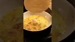Вы уже пробовали этот лайфхак с омлетом и тортильей?! #шорты