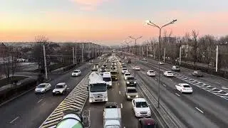 Almaty city tour. Плюс 8 в  Алматы. Улица Саина. 28 декабря 2023. Kazakhstan.. December 2023