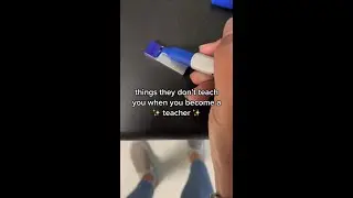 Profesora muestra truco para conseguir grapas invisibles en las pizarras del aula