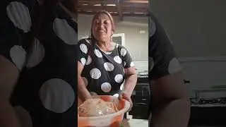 Oi, gente tô aqui na casa da minha sogra ajudando a fazer a janta pra hoje à noite #😋