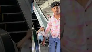 Metro 🚈 me paint khul gyi meri😱🫣😂 #prank#trending#shorts #youtubeshorts #funny#sanamprank