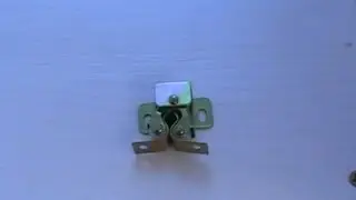 Como poner un cierre a una puerta de armario.