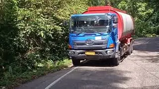 Terailer yg gasing ditikungan parah ditanjakan kedabuhan