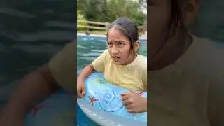 Daniela empuja a la piscina a su t&iacute;a