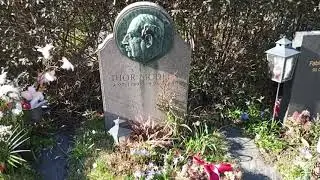 Thor Modéens grav, Adolf Fredriks kyrkogård Stockholm