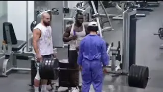 The muscular guy's face changed within a few seconds #fyp​​ #frank​​ #anatolyprank​​ 