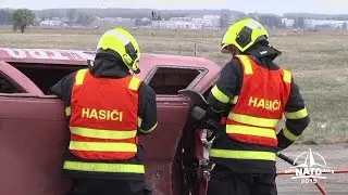 Dny NATO 2015 - vyprošťování z havarovaného vozidla