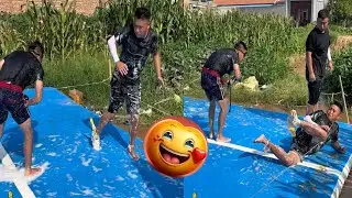 On the slippery surface chicken blindfolded challenge//Screaming chicken blindfolded also hit people
