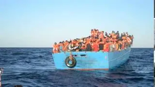 Ein &uuml;berf&uuml;lltes Fl&uuml;chtlingsboot treibt auf dem Mittelmeer
