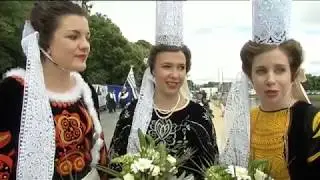 À Pont-L 'Abbé, costumes et coiffes bretonnes sont à la fête