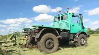 Unimog U1300 beim Heu kehren/ wenden im Einsatz Krone 6x7