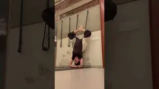 #SonnalliSeygall&rsquo;s inversion yoga pose shows how to stay strong through pregnancy 😍&hearts;️🥵