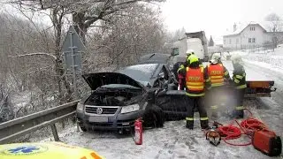 Kamion narazil osob&aacute;k na svodidla