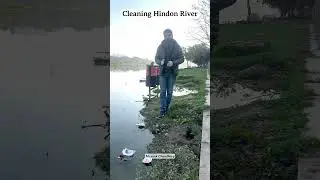 Dustbin होते हुए भी लोग नदियों में कचरा डालते हैं। 😳😡 #yamuna #yamunariver #river #hindonriver