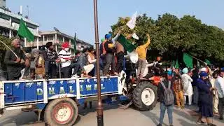 #BharatBand: Farmers Protest at Sector-17 Plaza | प्लाजा में ट्रैक्टर लेकर घुसे किसान | CHANDIGARH