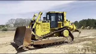 CATERPILLAR D6T XL DOZER CONSTRUCTION EQUIPMENT WORKING IN THE FIELD