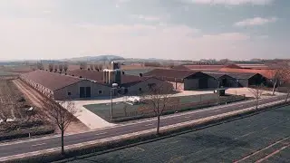 La construction de b&acirc;timents agricoles.  Building together.