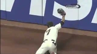 Gregor Blanco preserves Perfect Game with a diving catch