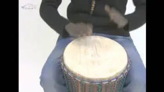 Mamour Seck bespeelt een hardhouten djembe uit Guinee voor Stiggelbout Slagwerk
