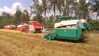 M&aacute;y gặt Đức Ngươn Agri 68 chạy với Kubota dc 60 v&agrave; m&aacute;y Trung Quốc.