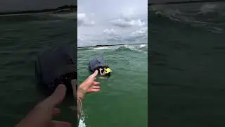 Добрый самаритянин помог мальчику, оказавшемуся в воде с перевернувшимся гидроциклом.