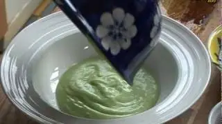 Soupe froide d'avocat-citronnelle, émulsion pomme-fenouil