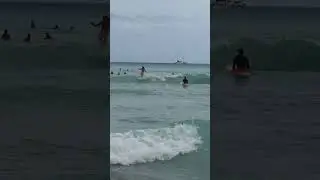 Surfing Paradise: Catching Waves at Waikiki Beach, Hawaii 🏄&zwj;♀️ #shaka #surfing #hawaii #travelvideo