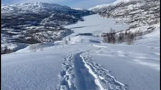 Tur i  Rappis Sulitjelma med splitboard, truger, snowboard og ski.