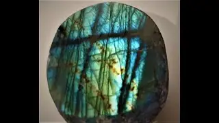Nettoyage et purification d'une  pierre la labradorite  LITHOTHERAPIE