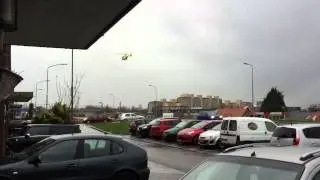 Life liner 2 probeert te landen op en naast de dijk in Zwijndrecht
