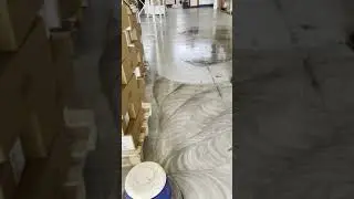 Lavaggio pavimento industriale con monospazzola e lavasciuga