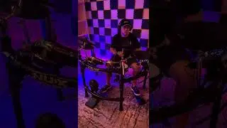 Visiten nuestro bar. Cover con bater&iacute;a electr&oacute;nica NUXEFX
