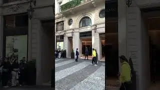Waiting for some celebrity in Milan. Ожидание какой-то знаменитости. #celebrity  #luxury #hotel