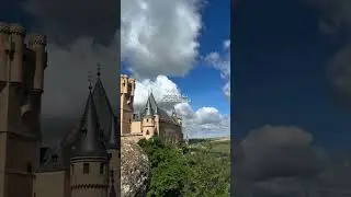 El Real Alc&aacute;zar de Segovia es uno de los castillos medievales m&aacute;s famosos del mundo. 🏰 #castillo