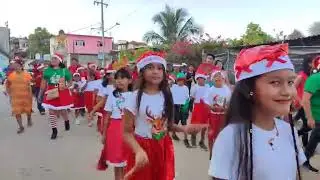 La Escuela Primaria Bilingüe Revolución en su desfile pre navideño 2025