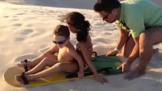 Descendo as dunas da praia da Joaquina em Flóripa - SC.