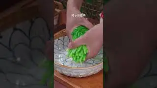 024 Put the leeks in boiling water and blanch them  You definitely don&rsquo;t have this new way to eat le