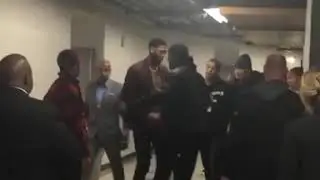 Jabari Parker gives his dad his bulls Jersey and give Anthony Davis a hug 😲🏀💯