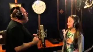 דדי גראוכר שר עם הנכדה שלו עדי פוסנהיימר  Dedi Graucher sings with his grand-daughter Adi