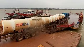 Com chuva os brutos não param na travessia da balsa Rio tapajos Itaituba 